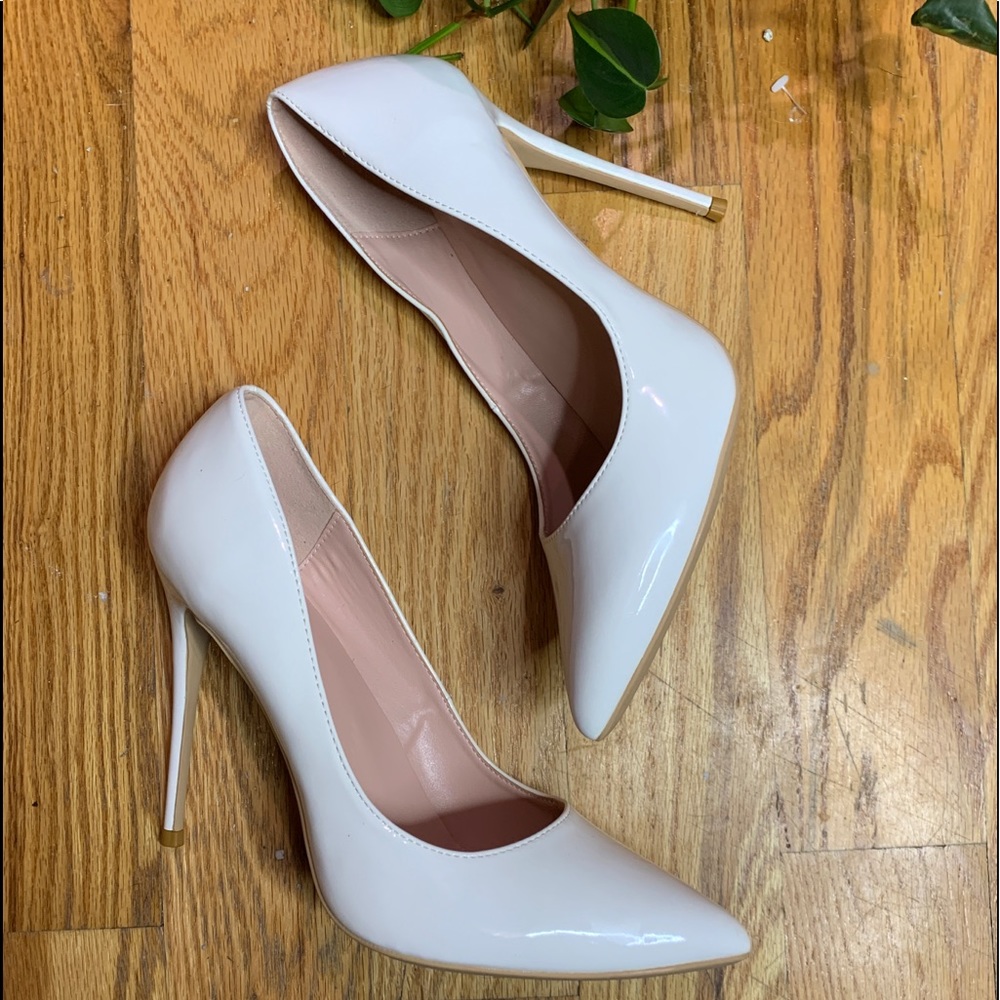 Sz 11 White Shiny Pumps 4” Heel